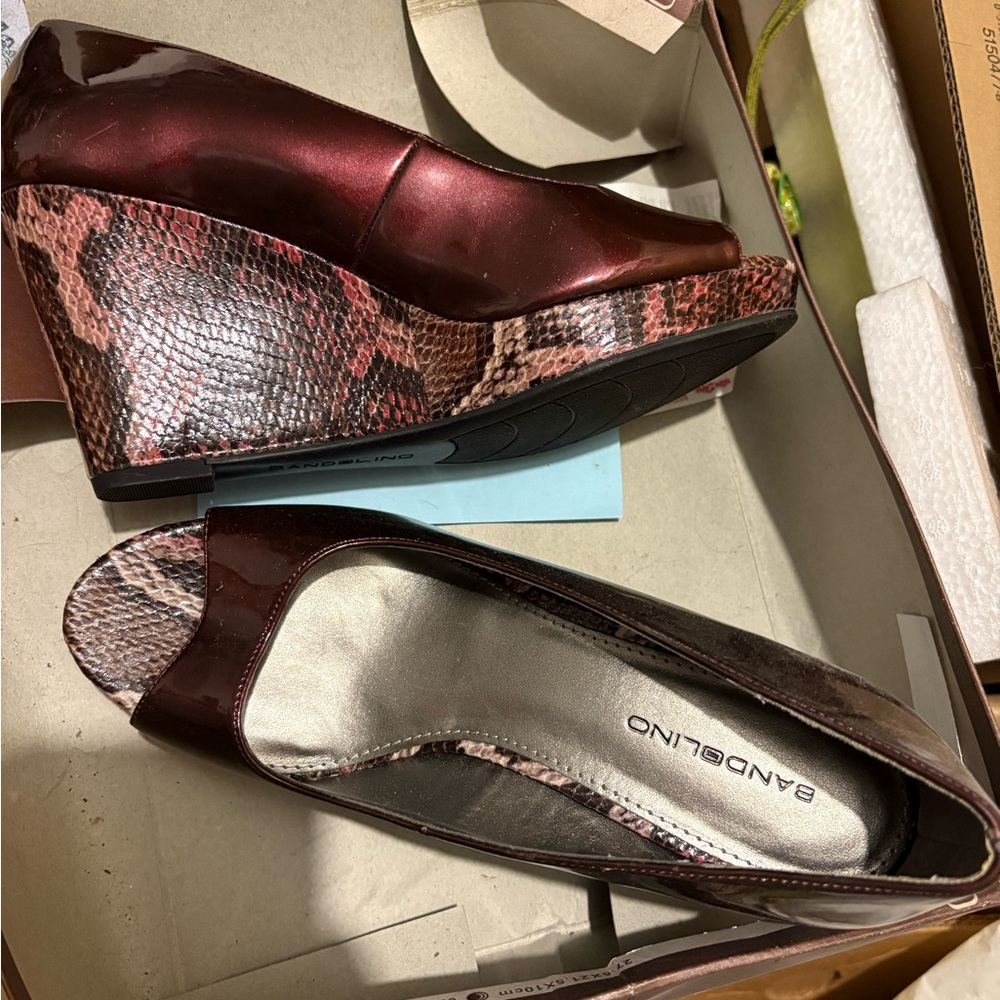 Bandolino Women's Burgundy Wedge Shoes